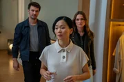 Alexander von Tal (Aleksandar Radenković, l.) und Lucy Elbe (Josephin Busch, r.) wenden sich an die Therapeutin Sun-Mee Kim-Hilgert (Yvonne Yung Hee Bormann), die Ausbilderin der Vermissten.