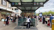 Kult über dem Bahnhof am Jungfernstieg - die Currywurst vom Grill.