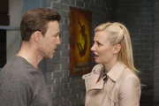Isabelle (Ania Niedieck) ist fassungslos, als sie durch David (Andreas Hofer) die Bestätigung bekommt, dass Richard sie betrogen hat.