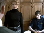 Pontus (Sverrir Gudnason, rechts) beobachtet, wie Kommissar Wallander (Krister Henriksson) und Katarina Ahlsell (Lena Endre) sich streiten.