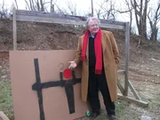 Inspektion des Ziels nach dem Abschuss der 250 Jahre alten Kanone Christians.