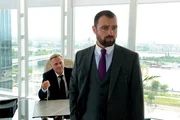 Das Autobahnprojekt soll vorzeitig in den Ministerrat, was die Herren rund um den illegalen Immobiliendeal in Aufruhr geraten lässt. Im Bild (v.li.): Hadrian Melzer (Bernhard Schir), Georg Schneider (Juergen Maurer).