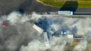 Der Megacrash aus der Vogelperspektive: Acht Fahrzeuge rasen bei dem Experiment auf einem Flugplatz an Schottlands Westk&uuml;ste ineinander. Die Auswertung der dabei gesammelten Daten soll der Unfallforschung wertvolle Erkenntnisse liefern.