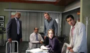 Dr. House (M.) und seine Crew (v.l.: Omar Epps, Peter Jacobson, Hugh Laurie, Olivia Wilde, Kal Penn) versuchen herauszubekommen, was der Patientin Cate fehlt. Das Problem daran ist, dass Cate zu Forschungsarbeiten am Südpol fest sitzt und das Team nun via Webcam versuchen muss, die Patientin zu therapieren...