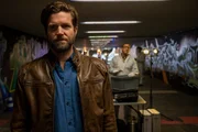 Wer hat die erst 17-jährige Jugendliche erschlagen? Kriminalkommissar Jo Stoll (Peter Ketnath, l.) erhofft sich am Tatort, einer U-Bahn-Unterführung Hinweise vom Leiter der KTU Jan Arnaud (Mike Zaka Sommerfeldt, r.). Von der Tatwaffe fehlt jedoch noch immer jede Spur.