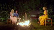 Hanna und Till beim letzten Lagerfeuer mit Moderatorin Angela Finger-Erben (r.).