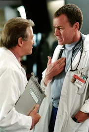 "Scrubs - Die Anfänger", "Meine Vorbilder." J.D. wird zunehmend auch von den älteren Ärzten akzeptiert. Damit muss er im krankenhausinternen Zwist zwischen Chefarzt Dr. Kelso und dessen Todfeind Dr. Cox Stellung beziehen. Eine heikle Entscheidung. Ohne Unterstützung des Chefarztes hat man keine Chance auf Karriere. Dennoch entscheidet sich J.D. für Dr. Cox. Dieser ist zwar nicht sympathischer, scheint aber eine bessere Einstellung zu seinem Beruf zu haben. Im Bild (v.li.): Ken Jenkins (Dr. Bob Kelso), John McGinley (Dr. Perry Cox).