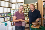 Björn Freitag (re.) besucht den Naturgarten ‘t Hummelhûs in Oudehorne. Hier kümmern sich Anneke Tel- de Vos (li) und ihr Mann Willem nicht nur um den Anbau von Obst und Gemüse, sondern betreiben auch eine Pflegeeinrichtung für Kinder und Demenzkranke.