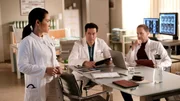 Dr. Brentano (Thomas Koch, mi.) und Dr. Hoffmann (Julian Weigend, re.) bitten Dr. Lilly Phan (Mai Duong Kieu, li.) um Hilfe bei einer Patientin.