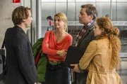 Mit Ollis Hilfe bekommt Danni (Annette Frier, 2.v.l.) eine neue Mandantin, der Olli (Jan Sosniok, 2.v.r.) und Danni gemeinsam helfen wollen. Chantal (Anja Antonowicz, r.) braucht Hilfe beim Eintreiben des ihr zustehenden Unterhalts für ihren Sohn Finn. Da kommt es gerade wie gerufen, dass Tauchlehrer Moritz (David Rott, l.) wegen einer Erbschaftsangelegenheit in Köln ist ...