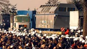 Über 21 Stunden ließ der Castor-Transport im April eine ganze Nation den Atem anhalten. Der rund 120 Tonnen schwere Castor-Behälter rollte mit neun abgebrannten Brennstäben aus dem baden-württembergischen Atomkraftwerk Philippsburg nach Gorleben. (Archivfoto, 27.4.1995: Der Castor-Transport zwischen Dannenleben und Gorleben, Demonstranten und Polizei)