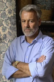 Richard (Rupert Graves) ist verärgert, weil sein Sohn Thomas seine Sporttaschen durchforstet. Tatsächlich hat Richard etwas zu verbergen.
