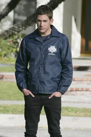 Bei einer Schießerei wurden der Nachbarschaftswächter Bill French und der 7-jährige Jason Morley erschossen. Greg Sanders (Eric Szmanda) und die Kollegen des CSI beginnen am Tatort mit ihren Ermittlungen.
