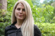 Elizabeth Parrish, 51, hat mit ihrem Biotech Start-up eine Gen-Therapie entwickelt, die den Alterungsprozess nicht nur aufhalten, sondern ihn sogar umkehren soll. Da das Verfahren in den USA nicht zugelassen ist, reiste sie 2015 nach Kolumbien, um sich im Selbstversuch ihrer eigenen Gentherapie zur Verjüngung zu unterziehen, als erster Mensch weltweit.