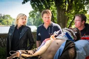 Dr. Haase (Fabian Harloff, M.) ist fassungslos über die Brutalität, mit der auf den Kopf des Patienten eingeschlagen und getreten wurde. Er hofft, dass  Melanie (Sanna Englund) und ihre Kollegen den Täter schnell finden.
