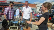 Trödel-Experte Mauro Corradino, Ralf und Beate auf dem Flohmarkt.