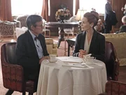 Dr. Donald "Ducky" Mallard (David McCallum, l.) trifft sich mit Maggie Clarke (Alice Krige, r.), die er seit seiner Jugend kennt und von der er hofft, Aufschluss über einige Dinge aus seiner Vergangenheit zu bekommen ...