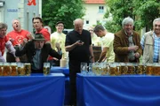 Pfarrer Kurz erklärt die Regeln für die "Lansinglympics". Von links: Lorenz Schattenhofer (Werner Rom), Pfarrer Kurz (Hans Stadlbauer) und Bürgermeister Kurz (Henner Quest).