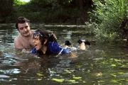 Flori hat seine Mühe, Felix über Wasser zu halten. Von links: Florian Brunner (Tommy Schwimmer) und Felix Kramer (Shayan Hartmann).