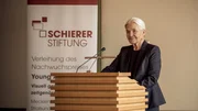 Charlotte Schierer (Hildegard Schmahl) eröffnet die Ausstellung der Schierer Stiftung.