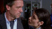 Dr. Lisa Cuddy (Lisa Edelstein) und House (Hugh Laurie) kümmern sich um ein krankes Mädchen.