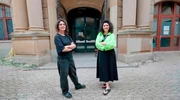Guerilla Architects machen die Festival-Szenograpfie der diesjährigen Wiesbaden Biennale: Silvia Gioberti (l.) und Shahrzad Rahmani (r.)