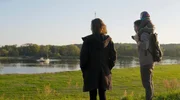 Mit Mann und Kind zieht Anne Münch als filmische Stadtschreiberin von Potsdam nach Lenzen (Elbe) im äußersten Nordwesten Brandenburgs. Hier will sie leben, die Stadt erkunden und die Menschen kennenlernen. Sie taucht ein ins lokale Geschehen, tanzt Zumba und wird Mitglied des Karnevalsvereins. Ein Jahr „vor Ort“ filmt sie ihre Erfahrungen und Begegnungen. Wie lebt es sich in Lenzen? - Stadtschreiberin Anne Münch mit ihrer Familie in Lenzen.
