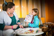 Während Lucies (Leni Leinfelder, r.) Mutter behandelt wird, kümmert sich Frauke (Manuela Wisbeck, l.) um die Kleine.