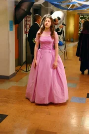 Sue (Eden Sher) muss sich zwischen mehreren Dates für ihren Abschlussball entscheiden.