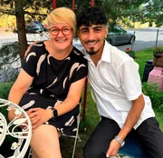 Nihat (rechts) mit seiner ehemaligen Lehrerin Maria Kronqvist (links).