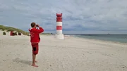 Rettungsschwimmer Nils achtet darauf, dass die Touristen nicht zu nah an die vielen Robben auf der Insel rücken.