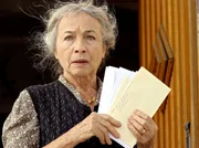 Nach dem plötzlichen Tod ihres Mannes erhält Hermine (Christine Ostermayer) viele Beileidsbriefe. Weiteres Bildmaterial finden Sie unter www.br-foto.de.