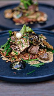 Knusprige Kartoffelrösti mit cremigen PIlzen und Rinderstreifen.