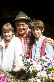 "Der Leihopa", "Ferien am Bauernhof." Diese Folge weckt Urlaubsträume in den Bergen, genauer gesagt in Osttirol bei Matrei. Leihopa Waldemar Herzog hat zwei Kinder vierzehn Tage hindurch als Babysitter betreut. Die Eltern haben eine sehr verspätete Hochzeitsreise angetreten, und Waldemar fährt mit den Kindern Christa und Peter nach Osttirol, wo er so oft mit seiner verstorbenen Frau Urlaub gemacht hat. Zuerst sind die beiden keineswegs begeistert - nur Kühe und Wiesen. Doch dann werden es die schönsten Ferien ihres Lebens: für Christa wegen Andi, dem Bauernsohn, und für Peter, weil er einen Haflinger bezwingt.