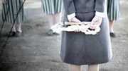 Im Frühjahr 1943 nimmt die SS vier neue Gaskammern in Betrieb. Das KZ Auschwitz-Birkenau wird zur Todesfabrik. Aufseherinnen wie Irma Grese terrorisieren die Häftlinge.