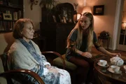 Lisa (Mina-Giselle Rüffer, r.) besucht mit ihrem Vater Christian ihre Oma (Hana Frejková, l.). Diese leidet seit Jahren unter Demenz.