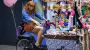 Morgane (Audrey Fleurot) jagt die verdächtigen Aktivisten mit einem ungewöhnlichen Transportmittel.