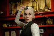 Susan (Michelle Dockery) ist die Enkelin des Todes und macht sich auf die Suche nach dem verschwundenen "Schneevater".