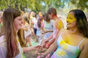 Frieda und Lia beim Holi-Fest.