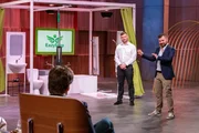 Alexander Banchukov (l.) und Ayub Elsanukaev präsentieren die multifunktionale Gehhilfe EazyStep. Sie erhoffen sich ein Investment von 500.000 Euro für 20 Prozent der Firmenanteile.