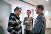 Niko Falk (Andreas Guenther), Grischka Tanner (Ursula Strauss) und Alexander Haller (Philipp Hochmair) unterhalten sich am Gang der Beratungsstelle.