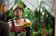 Rosi (Brigitte Walbrun) beobachtet besorgt das Geschehen im Gasthof "Post".
