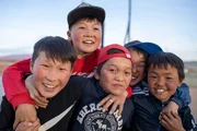 Kinder in Dsawchan-Aimag, Mongolei