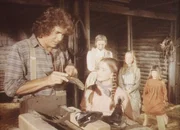 Vergeblich bem&uuml;ht sich Charles (Michael Landon, l.), die Stiefel seiner drei T&ouml;chter zu flicken. Caroline (Karen Grassle, M.) &uuml;berlegt angestrengt, woher sie das Geld f&uuml;r neue Schuhe nehmen soll.