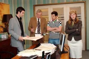 Alle sind zunächst irritiert, als David das Firmenruder wieder übernimmt. v.l.n.r.: David (Mathis Künzler), Friedrich (Wilhelm Manske), Rokko (Manuel Cortez), Lisa (Alexandra Neldel). (Dieses Foto von Alexandra Neldel darf nur in Zusammenhang mit der Berichterstattung über die Serie "Verliebt in Berlin" veröffentlicht und verbreitet werden.)