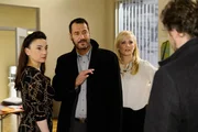 Axel (Daniel Aichinger, r.) muss erkennen, dass Richard (Silvan-Pierre Leirich) seiner Vergangenheit in Griechenland nachspioniert hat und damit seine Pläne zunichte macht - sehr zur Freude von Simone (Tatjana Clasing) und Isabelle (Ania Niedieck).