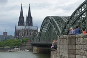 Es macht Spaß und bringt Hornhaut an den Fingern – Outdoor-Klettern! Wenn Kletterprofi Hannah Meul Zeit hat erklimmt sie deshalb auch schon mal Brückenpfeiler. "pur+" trifft die 15-Jährige und begleitet sie zu einem wichtigen Boulder-Wettkampf.