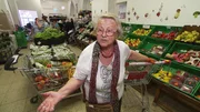 Der Sozialmarkt ist ein Treffpunkt für Bewohner:innen aus dem benachbarten Gemeindebau. Wer hier einkaufen geht, muss nachweisen, dass er oder sie bedürftig ist.