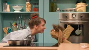 Maya und Moppi verwandeln den Leckerladen in die Leckerküche.