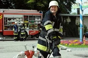 Hubert (Bernhard Ulrich) stellt sich bei der Feuerwehrübung ungeschickt an.